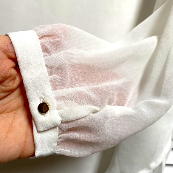 Beautiful light blouse size M 😍😍 - Picture 2 of 5